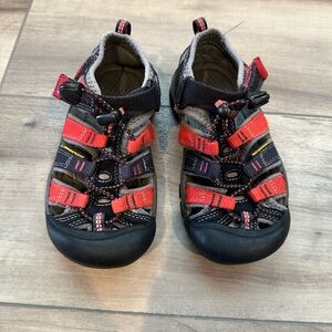 Kid’s Keen Hiking Sandals red/black size 11